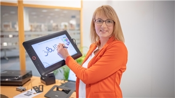 Die Bibiotheksleiterin Anika Schmidt zeigt, wie das Grafik-Tablet funktioniert, das künftig - nach einer Einweisung - auch die Besucher benutzen können.