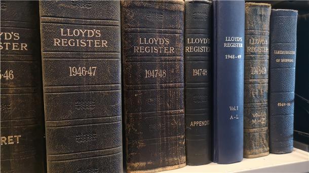 Die Bibliothek bewaht alte Bücher, wie hier die Lloydregister. Sie kauft jedes Jahr aber auch alte und neue Bücher dazu.