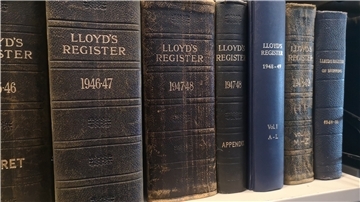Die Bibliothek bewaht alte Bücher, wie hier die Lloydregister. Sie kauft jedes Jahr aber auch alte und neue Bücher dazu.