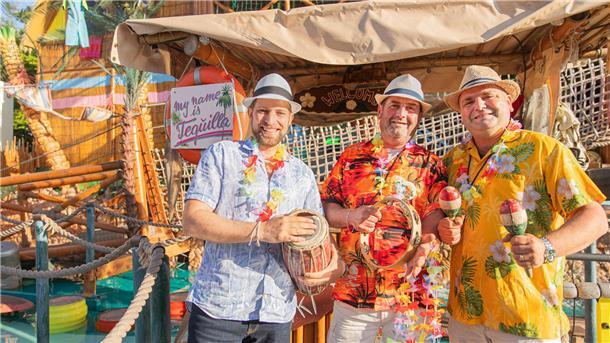 Die Big-Bamboo-Schausteller Robért Hempen, die Brüder Florin und Dolfi sorgen für karibisches Flair.