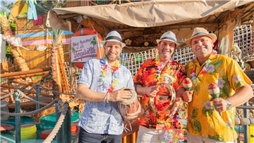 Die Big-Bamboo-Schausteller Robért Hempen, die Brüder Florin und Dolfi sorgen für karibisches Flair.