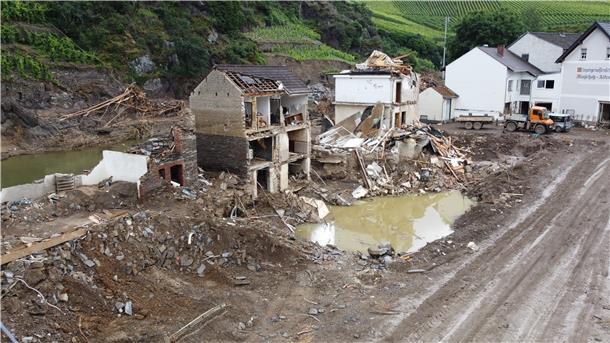 Die Bilder von Häusern, die wie hier in Mayschoß an der Ahr (Rheinland-Pfalz) durch die Hochwasserkatastrophe zerstört wurden, führt auch in der Seestadt zu Fragen über einen ausreichenden Versicherungsschutz.