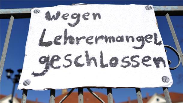 Die Bildungsgewerkschaft prangert an, dass in Niedersachsen Hunderte Lehrer fehlen. 