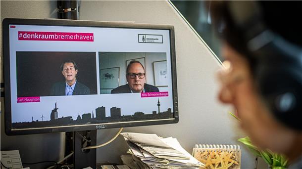 Die BIS Wirtschaftsförderung Bremerhaven startet mit einer Eventreihe unter dem Hashtag "#denkraumbremerhaven". Im Bild: Moderator Carl Naughton (links) und Nils Schnorrenberger Geschäftsführer der Bremerhavener Wirtschaftsförderung (BIS).