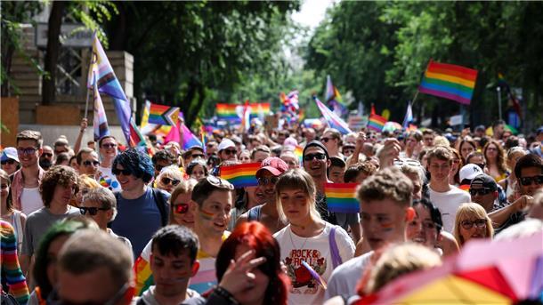 Pride-Parade in Ungarn steht vor Verbot Die bisher alljährlichen Pride-Paraden, bei der für die Anerkennung nicht heterosexueller Lebensformen demonstriert wird, dürften in Ungarn bald der Vergangenheit angehören. Die rechtspopulistische Regierung will sie verbieten. (Archivbild)
