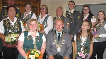 Gruppenfoto der geehrten Schützen und der Kreismajestäten