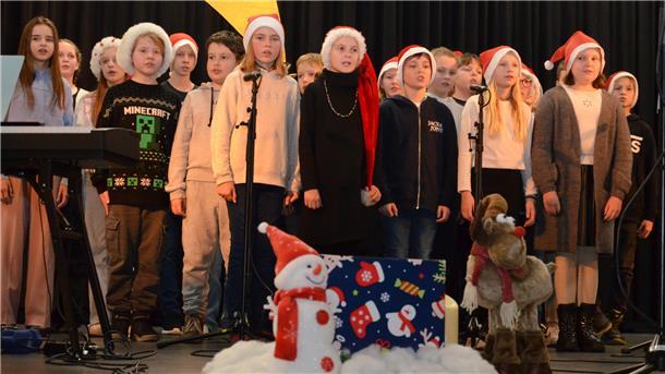 Die Bläserklasse 5b unter der Leitung von Volker Ansorge eröffnete das Weihnachtskonzert am Gymnasium.