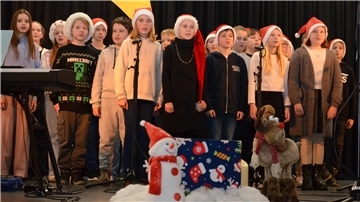 Die Bläserklasse 5b unter der Leitung von Volker Ansorge eröffnete das Weihnachtskonzert am Gymnasium.