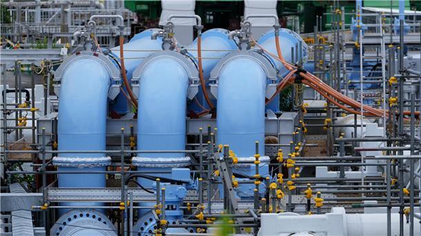 Japan beginnt Verklappung von Fukushima-Kühlwasser Die blaue Pipeline für den Transport von Meerwasser ist Teil der Anlage für die Ableitung von aufbereitetem radioaktivem Wasser aus dem Kernkraftwerk Fukushima Daiichi ins Meer.