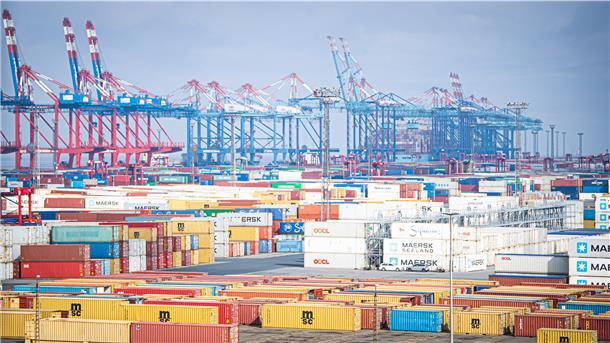 Die BLG-Aktionäre wollen wissen, wie es mit der Fusion weitergeht. Werden die deutschen Containerterminals von Eurogate und HHLA zusammengelegt? BLG-Chef Frank Dreeke konnte ihnen keine Antworten geben. Das Eurogate-Angebot liege vor, aber Hamburg melde sich nicht.