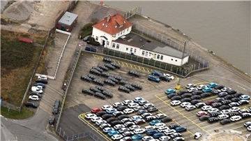 Haus neben Fahrzeugparkplatz