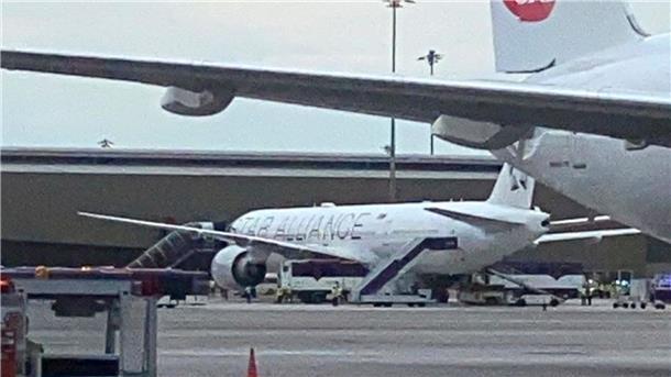 Turbulenzen beim Flug - ein Toter, Dutzende Verletzte Die Boeing 777-300ER der Singapore Airlines auf dem Rollfeld, nachdem sie mit einer Notlandung n Bangkok gelandet war. .