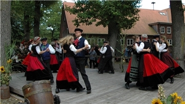 Die „Börd Heeßler Danzers“ tanzen beim Erntefest zu Live-Musik.