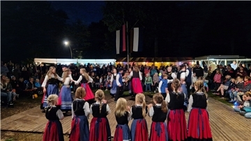 Die Börd Heeßler Kinnerdanzers waren mit zwei Gruppen nach Weertzen gekommen und führten verschiedene Tänze aus ihrem Repertoire auf.