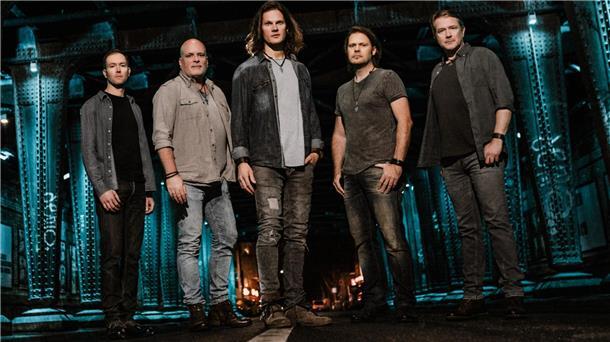 Die Bon-Jovi-Coverband spielt ein Livekonzert in der Jahnhalle