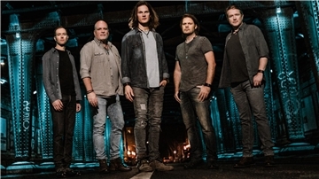 Die Bon-Jovi-Coverband spielt ein Livekonzert in der Jahnhalle
