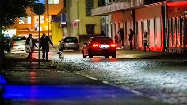 Die Bordelle müssen geschlossen sein, aber auf der Lessingstraße stehen die Prostituierten und werben um Kunden. Ab Montag ist damit Schluss.