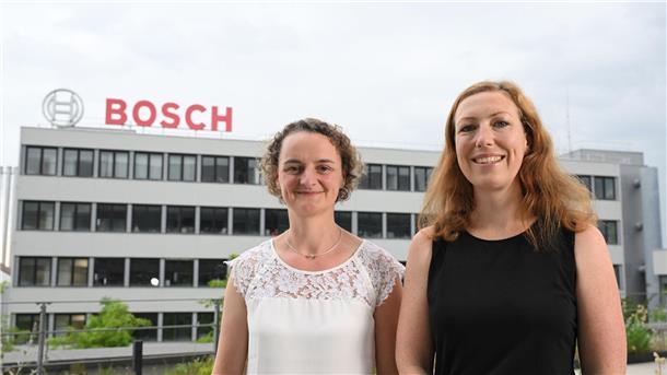 Die Bosch-Führungskräfte Ina Skultety (l) und Isabell Kormos (r) auf einer Dachterrasse eines Bosch-Gebäudes in Stuttgart.