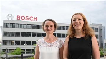 Die Bosch-Führungskräfte Ina Skultety (l) und Isabell Kormos (r) auf einer Dachterrasse eines Bosch-Gebäudes in Stuttgart.