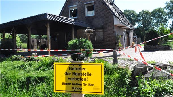 Die Botschaft ist eindeutig: Niemand, der nicht ausdrücklich autorisiert ist, darf das Grundstück der Brandruine in Hoffe betreten. Trotzdem geschieht das immer wieder.