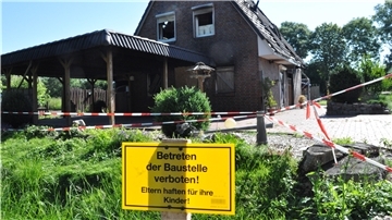 Die Botschaft ist eindeutig: Niemand, der nicht ausdrücklich autorisiert ist, darf das Grundstück der Brandruine in Hoffe betreten. Trotzdem geschieht das immer wieder.