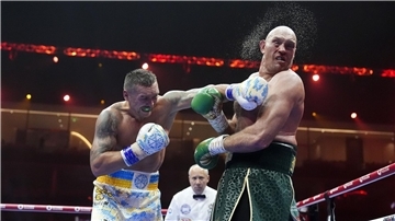 Die Boxwelt fiebert auf den Rückkampf zwischen Tyson Fury (r)  und Oleksandr Usyk hin