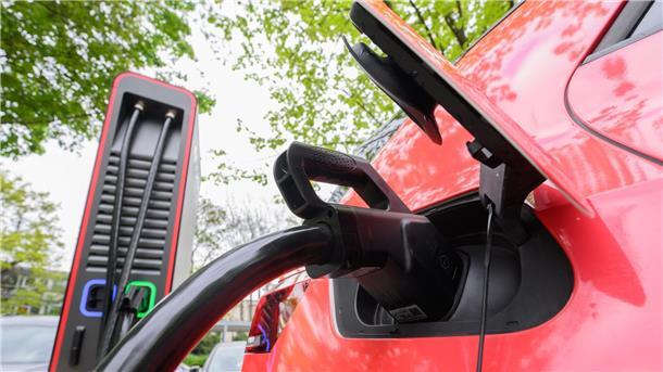 Autogipfel: Habeck will bei Hilfen keine „Schnellschüsse“ Die Branche hofft, mehr Elektrofahrzeuge verkaufen zu können.