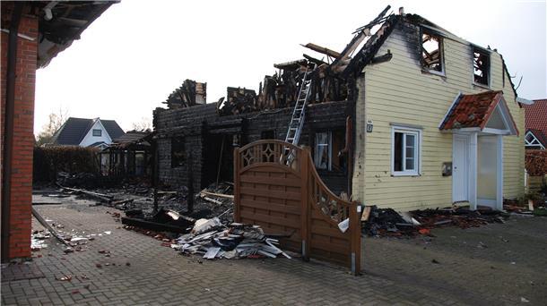 Die Brandruine in Drangstedt zeugt von den schrecklichen Vorfällen in der Neujahrsnacht. 24.000 Euro sind bei der Spendensammlung der Stadt Geestland für die Hinterbliebenen zusammengekommen.