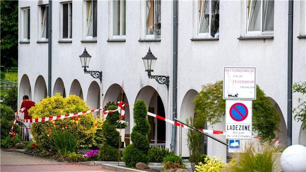 Die Brandspuren an dem Gebäude des Seniorenheimes sind noch zu sehen.