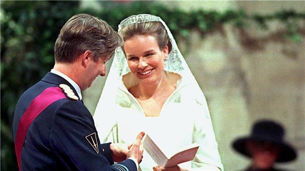 Tradition und Moderne - Belgiens Königin Mathilde wird 50 Die Braut, Prinzessin Mathilde d’Udekem d’Acoz, strahlt ihren Bräutigam, Kronprinz Philippe von Belgien 1999 an.