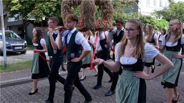 Die Breddorfer Landjugend trägt die Erntekrone zur Festscheune.