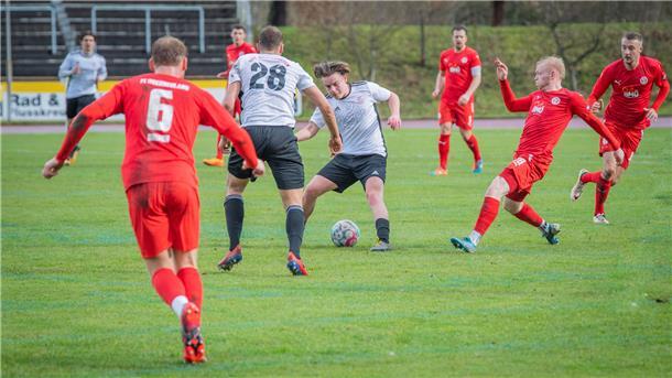 Die Bremen-Liga-Fußballer des OSC Bremerhaven (helle Trikots) starten mit dem Heimspiel gegen den Eimsbütteler TV in die Regionalliga-Aufstiegsrunde.