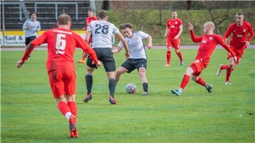 Die Bremen-Liga-Fußballer des OSC Bremerhaven (helle Trikots) starten mit dem Heimspiel gegen den Eimsbütteler TV in die Regionalliga-Aufstiegsrunde.