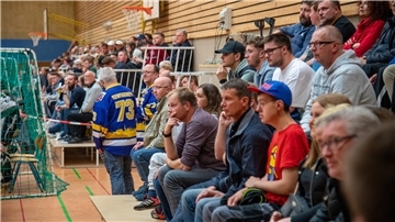 Inline-Skaterhockey-Fans in der Sporthalle des Nordseestadions