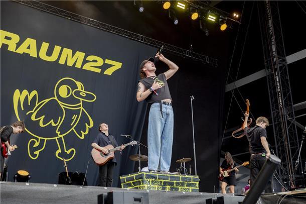 Die Bremerhavener Band Raum27 und ihre Fans waren beim Auftritt auf der Water Stage mit Leidenschaft dabei.