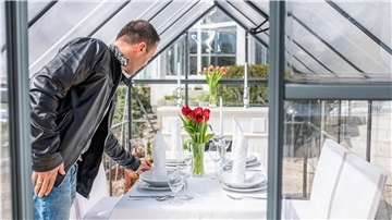 Die Bremerhavener Beschäftigungsgesellschaft „Unterweser“ (BBU) schaffte bereits im vergangenen Herbst Gewächshäuser an. Restaurantleiter Hussein Nikezic zeigt ein dekoriertes Glashäuschen. Foto: Hartmann
