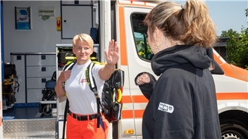 Gestellte Szene: Notfallsanitäterin Anna Schoer versucht, einem Angriff durch Deeskalation vorzubeugen.