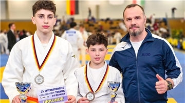Die Bremerhavener Judoka Liam Cadir (links) und Abu-Darda Tashtamirov freuen sich mit Trainer Gheorghe-Laurentiu Marin über ihren Erfolg in Duisburg.