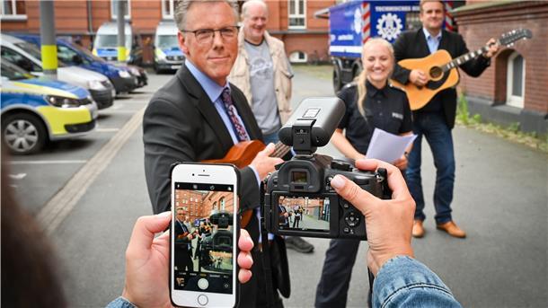 Die Bremerhavener Polizei hat zum 75. Jubiläum ein Musikvideo gedreht und es am Dienstag online gestellt.