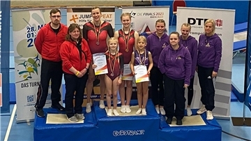 Die Bremerhavener Teilnehmer und Trainer mit (vorne von links) Birgit Radfelder-Henning, Cellina von Oesen, Leya Fittinghoff, Julia Asendorf sowie (hinten)Thorsten Söhl, Deborah Muth, Leonie von Oesen, Nele Henseleit, Tina Döscher und Steffi Fittinghoff-Krummel