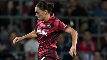 Eine Fußballerin ist im Vollsprint unterwegs. Es ist Giovanna Hoffmann von RB Leipzig.