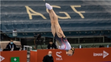 Eine Trampolinspringerin bei der WM