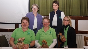 Die Bremervörder Landfrauenvorsitzende Andrea Burfeind (hinten links) freute sich, Anke Dittmers (hinten rechts), Annegret Müller (sitzend, von links), Doris Brünjes und Regina Witten von der Dorfhelferinnenstation Bremervörde/Rotenburg beim Landfrauenfrühstück begrüßen zu dürfen.
