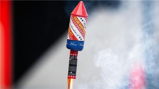 Die brennende Rakete beschädigte in der Wohnung lediglich Möbel. (Symbolbild)