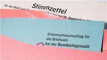 Das Foto zeigt Briefwahlunterlagen für eine Bundestagswahl.
