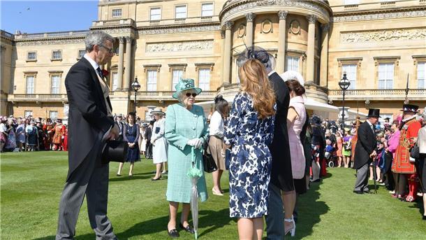 Die britische Königin Elizabeth II. 2018 bei einem Gartenfest im Buckingham Palast.