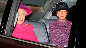Die britische Königin Elizabeth II. (l) und ihre damalige Hofdame Lady Susan Hussey in einer Limousine.