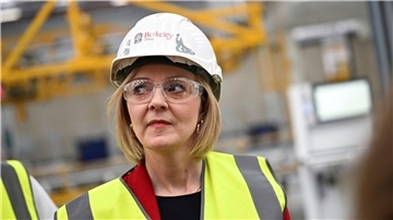 Die britische Premierministerin Liz Truss besucht den Fertighaushersteller Berkeley Modular.