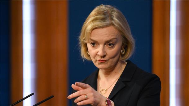 Premier Truss feuert Finanzminister - und wankt selbst Die britische Premierministerin Liz Truss spricht während einer Pressekonferenz in der Downing Street. Nach der Entlassung ihres Finanzministers Kwarteng lehnte sie es ab, selbst zurückzutreten.