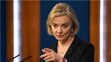 Die britische Premierministerin Liz Truss spricht während einer Pressekonferenz in der Downing Street. Nach der Entlassung ihres Finanzministers Kwarteng lehnte sie es ab, selbst zurückzutreten.